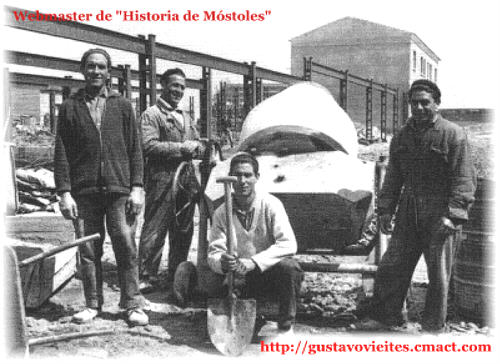 Obreros construyendo la Estaci�n de M�stoles-Cercan�as, correspondiente a la l�nea C-5 de Madrid.- N�tese detr�s, la antigua estaci�n antes de ser demolida.-